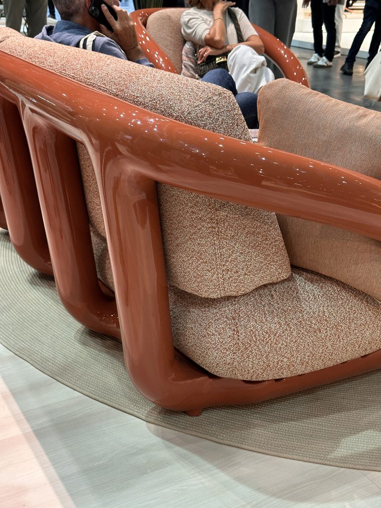 sofa d'exterior marró